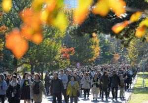Palatul Imperial din Tokyo a deschis porţile pentru admirarea frunzelor de toamnă